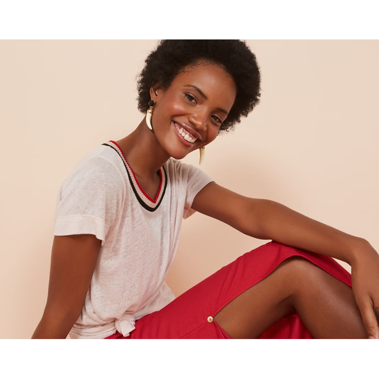 mulher sentada sorrindo