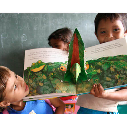 criancas segurando livro sorrindo