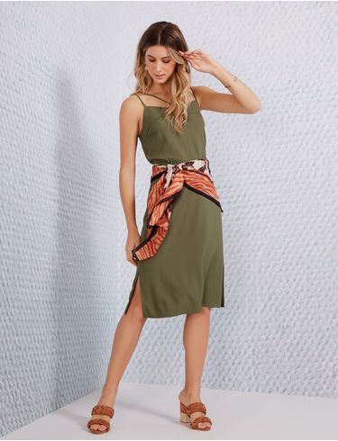 vestido midi fenda lateral