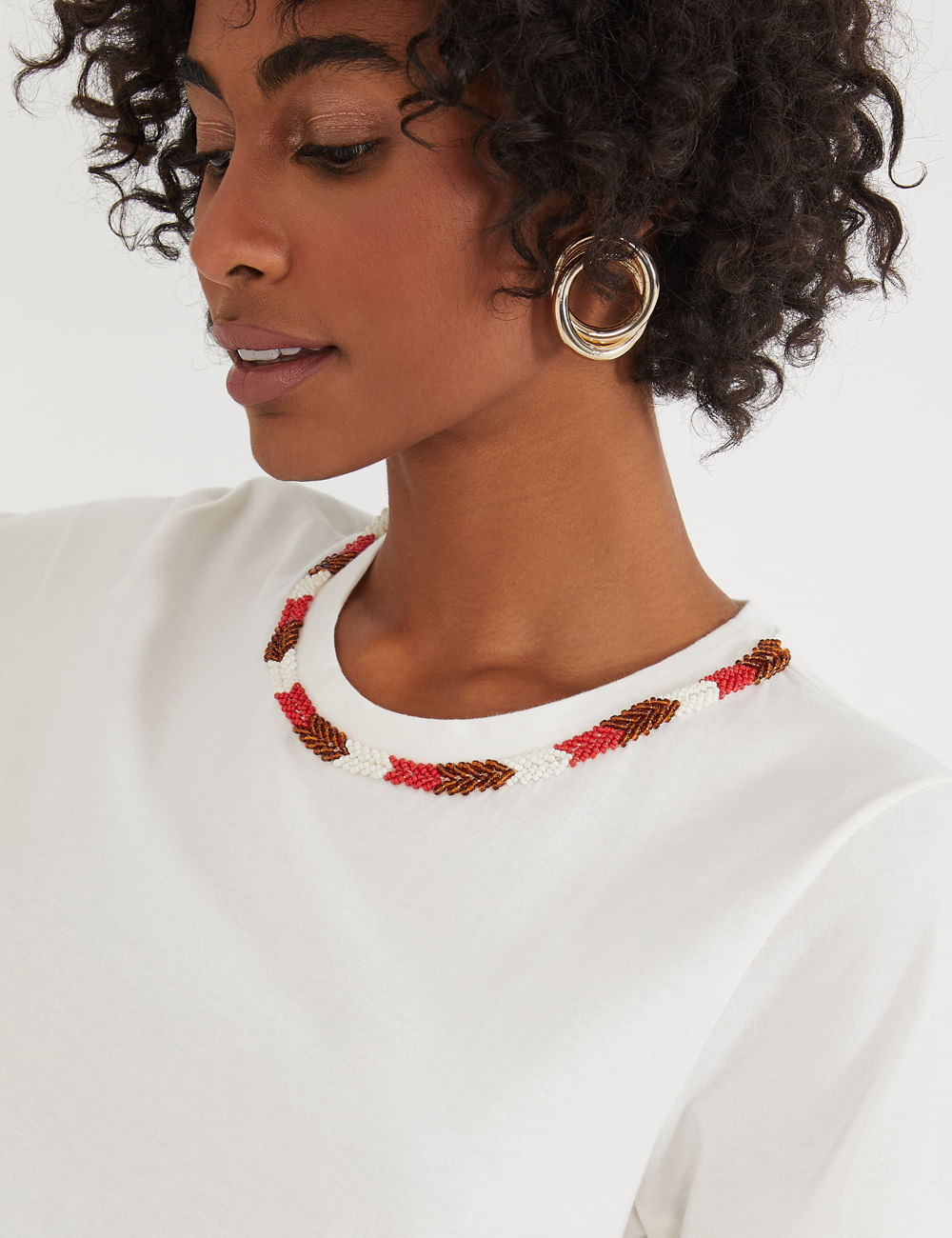 blusa com bordado na gola