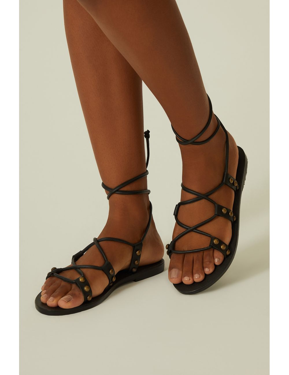 Rasteira Couro Rebites