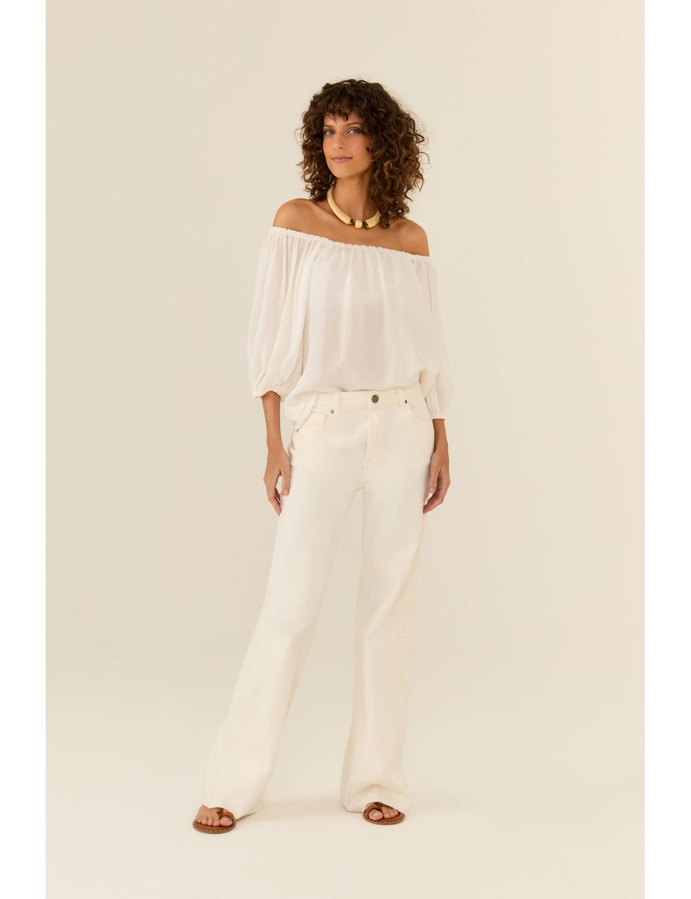 Calça Sarja Wide Leg Detalhe Bordado