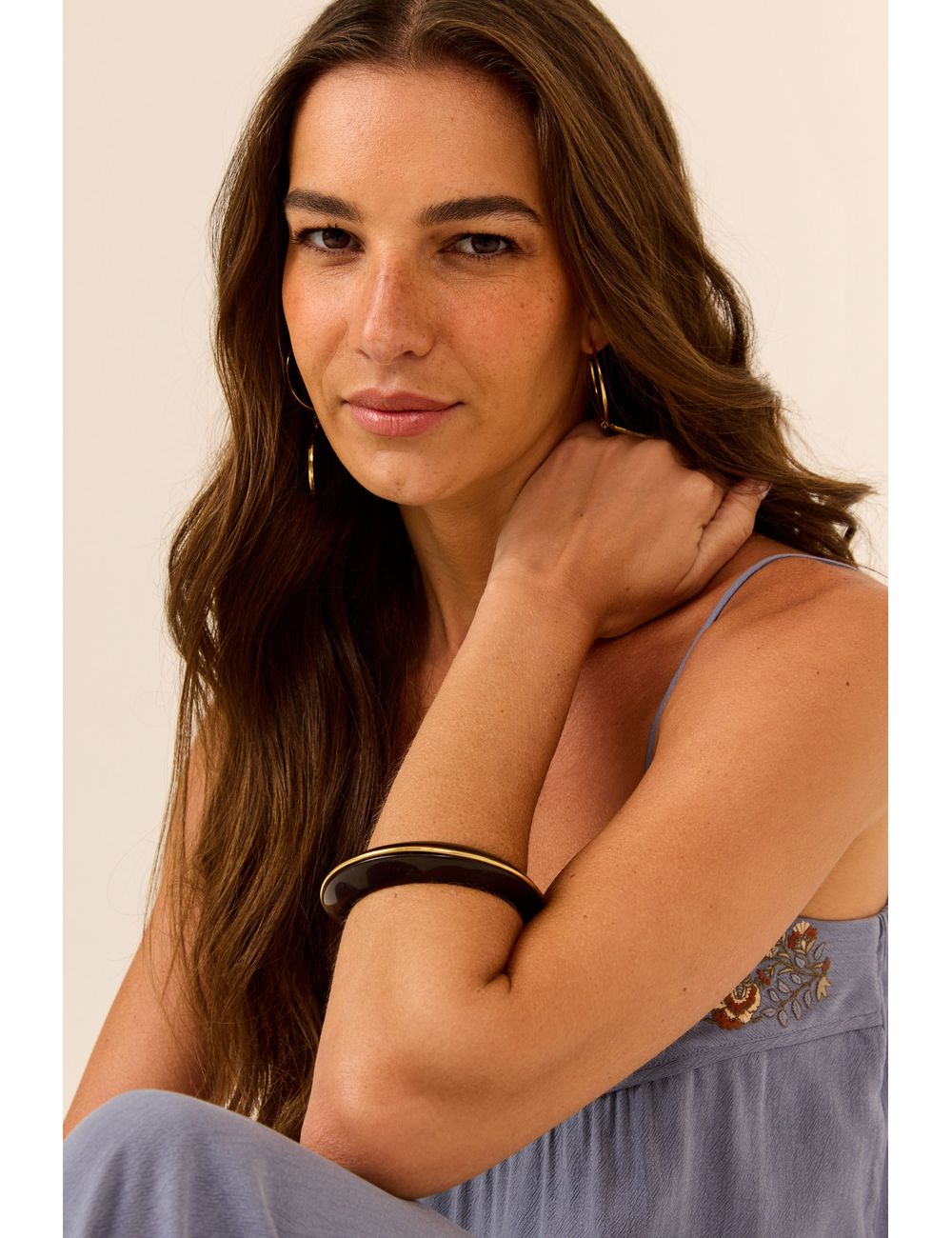 Pulseira Fina Resina Rebaixo Metal – Marrom / U