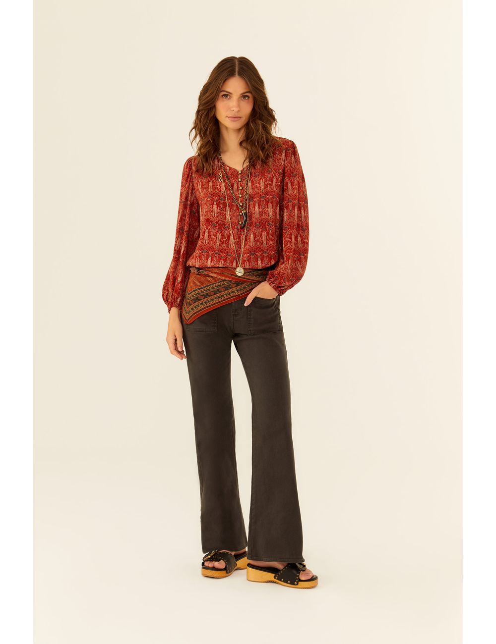 Calça Sarja Flare Bolso Frontal
