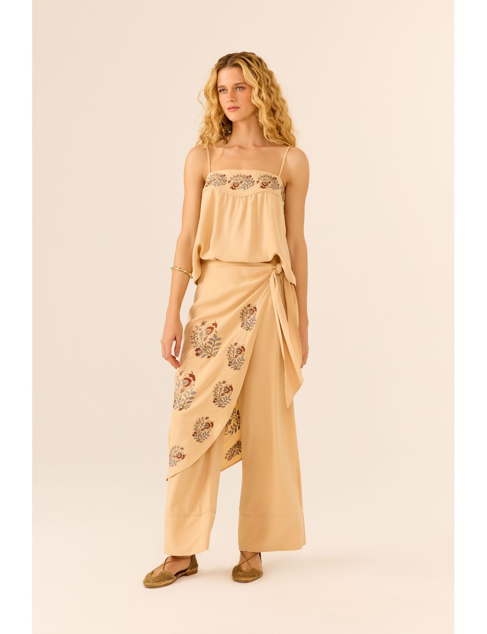 Calça Bordado Flor Retrô