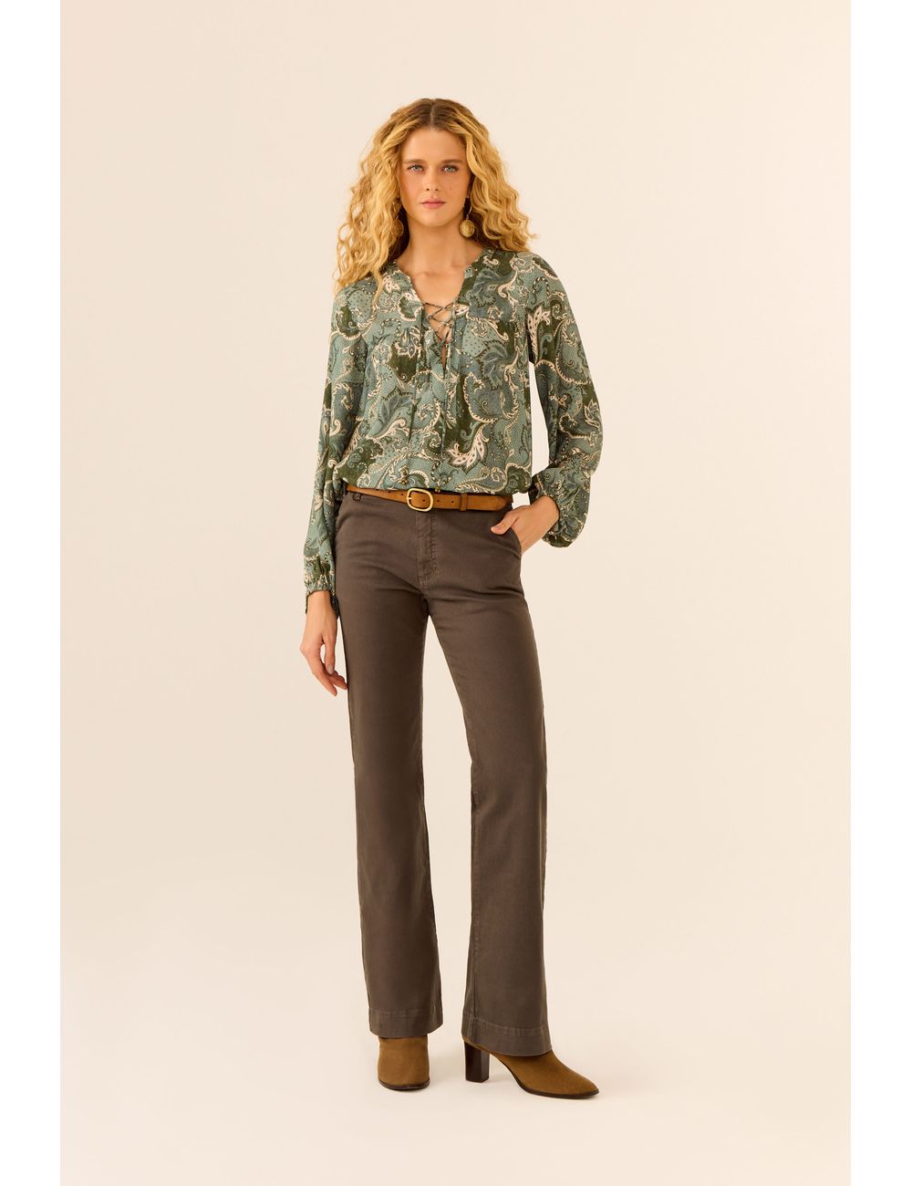 Calça Sarja Flare Resinada