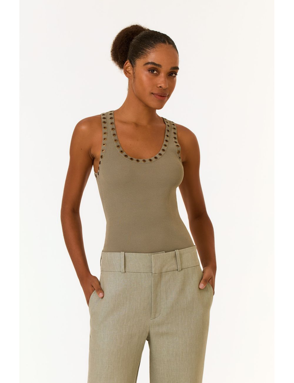 Regata Tricot Detalhe Ilhós