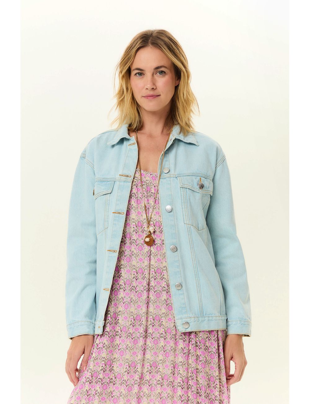 Jaqueta Jeans Recortes e Desgastes